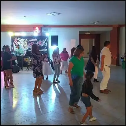 Invitados disfrutando la pista de baile